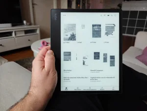 Artikelförfattaren håller Kobo Elipsa 2E i handen, sittandes i soffan