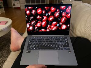 Samsung Galaxy Book4 Pro i artikelförfattarens knä med en demovideo visandes på skärmen