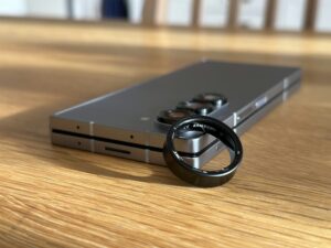 Samsung Galaxy Ring lutad mot en Samsung Galaxy Z Fold6